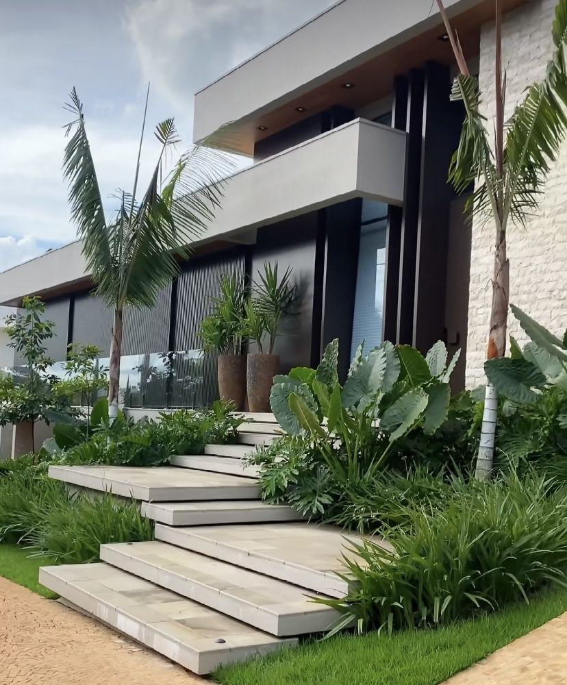 Sân vườn nhiệt đới đẹp hiện đại với cây xanh và không gian thư giãn