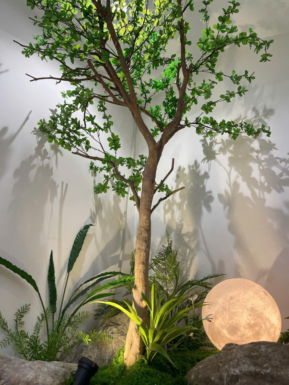 Chi tiết tiểu cảnh gầm cầu thang hiện đại với đá và cây xanh