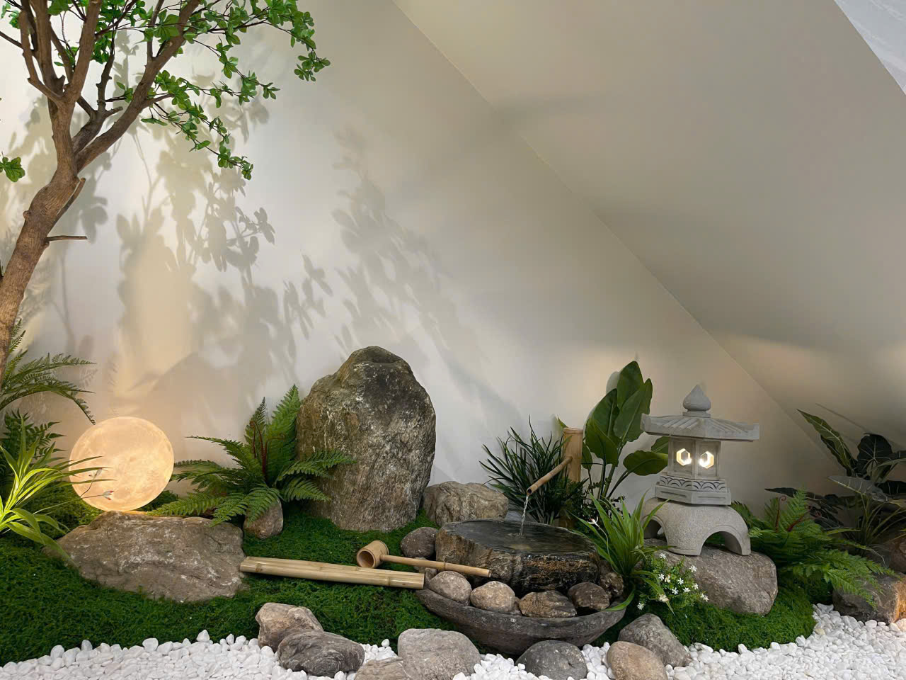 Hoàn thiện tiểu cảnh gầm cầu thang đẹp mê mẩn cho nhà phố