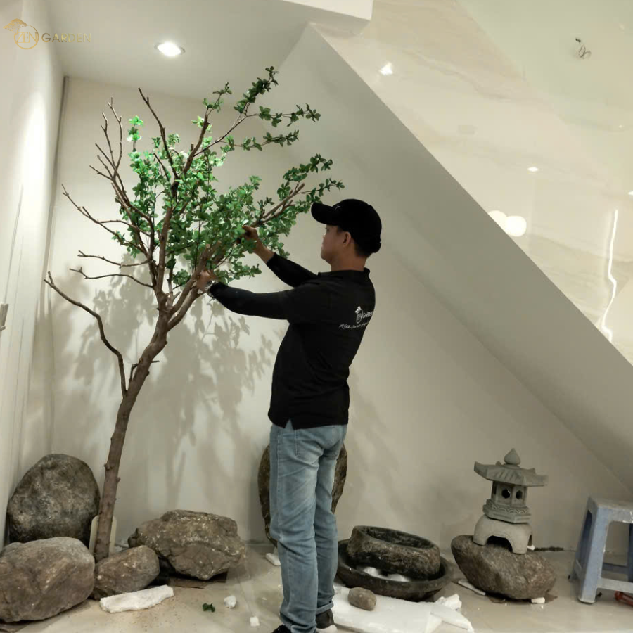 Lắp đặt tiểu cảnh gầm cầu thang nhà phố trong quá trình thi công của Zen Garden