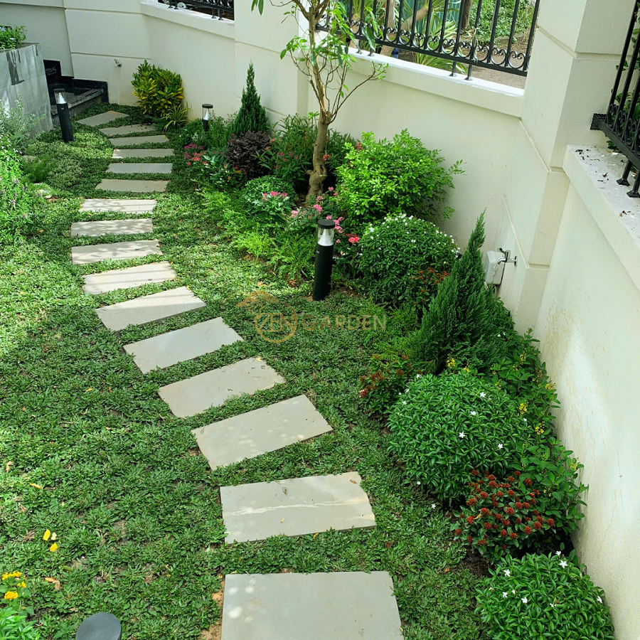 Lối đi lát đá xen cỏ đặc trưng phong cách sân vườn biệt thự châu Âu.