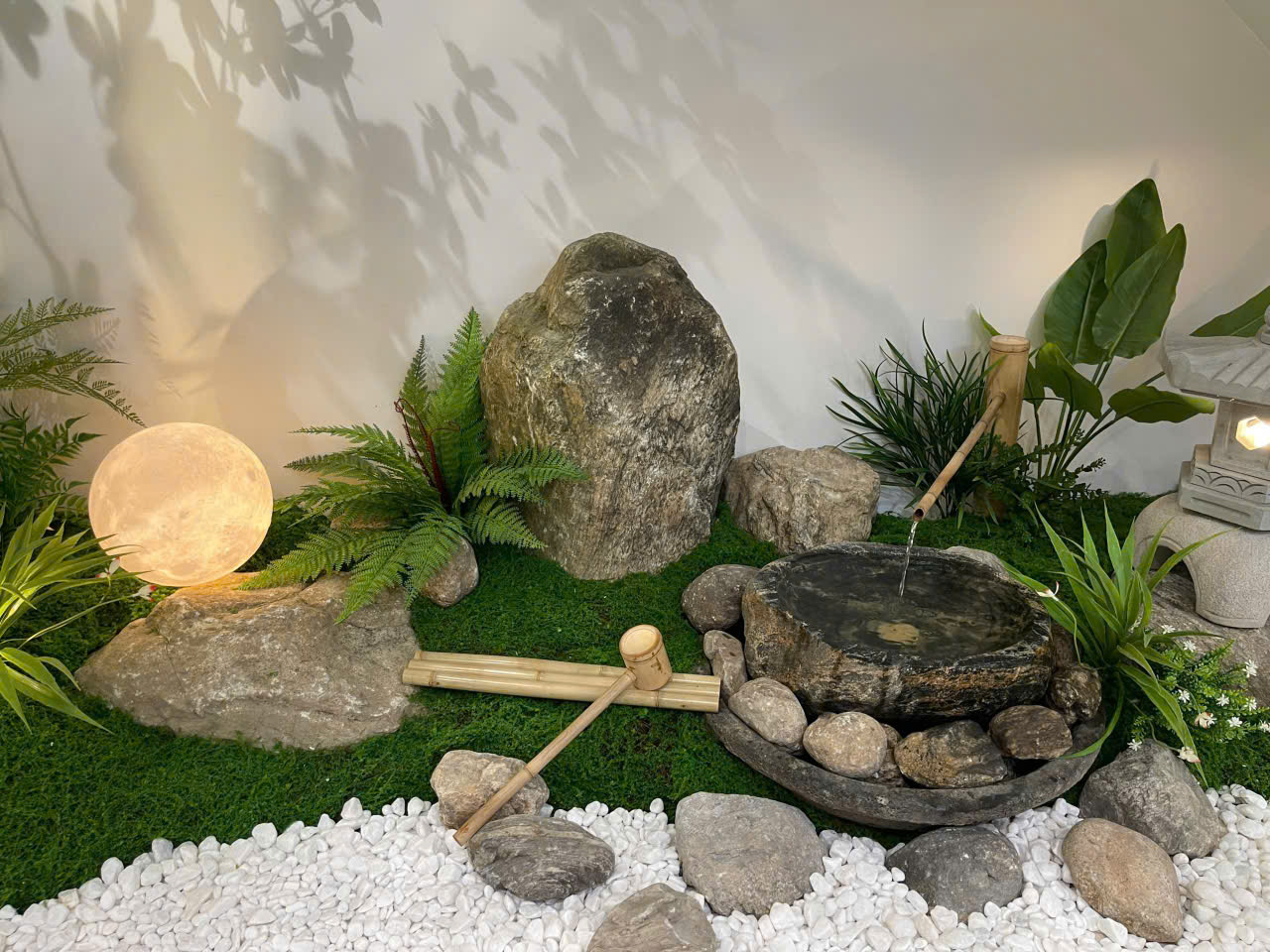 Tiểu cảnh đá gầm cầu thang trong nhà đơn giản và tinh tế