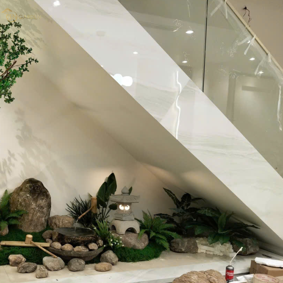 Tiểu cảnh gầm cầu thang phong cách vườn Nhật với đá và cây xanh