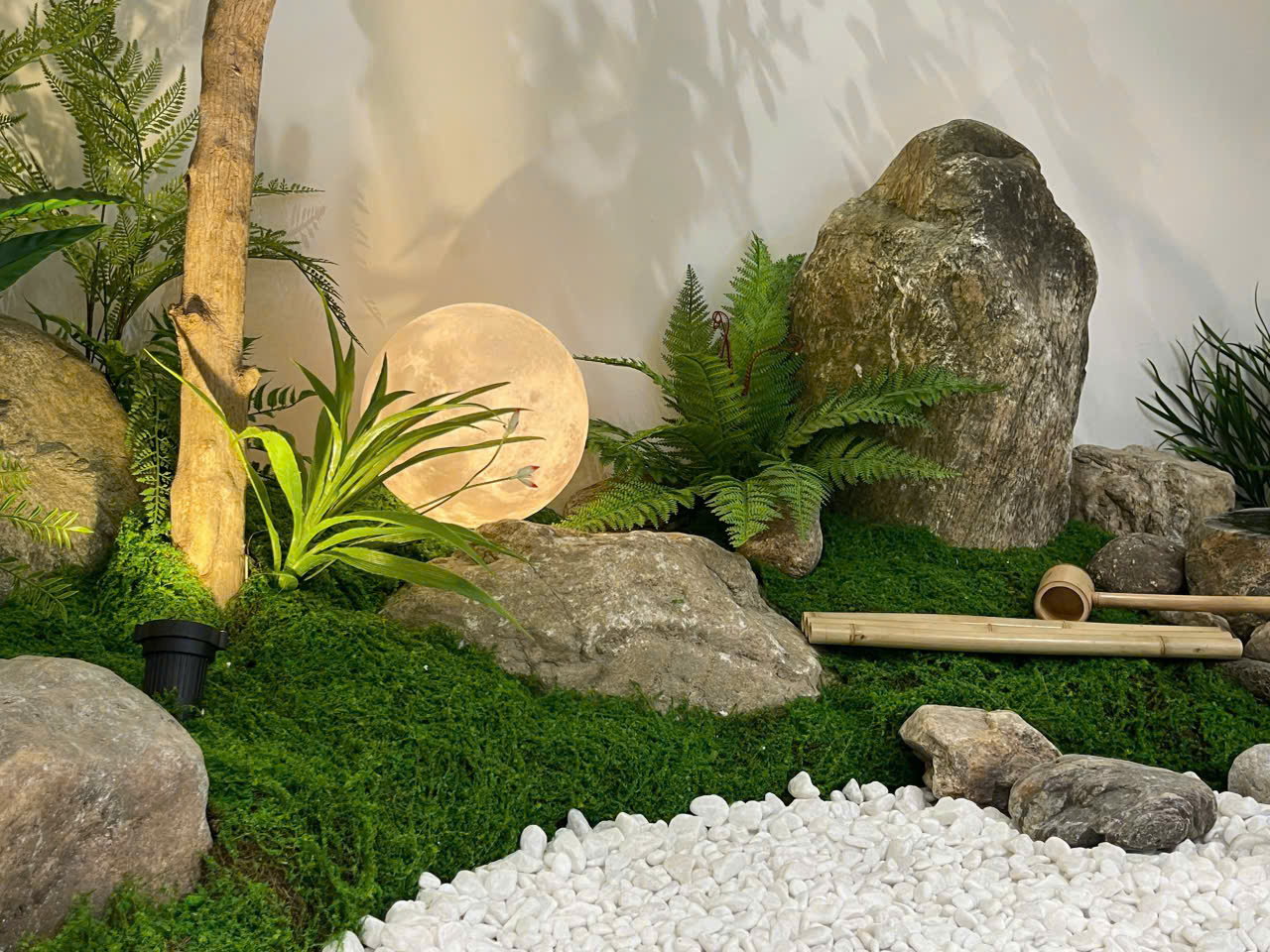 Trang trí gầm cầu thang nhà phố bằng tiểu cảnh xanh