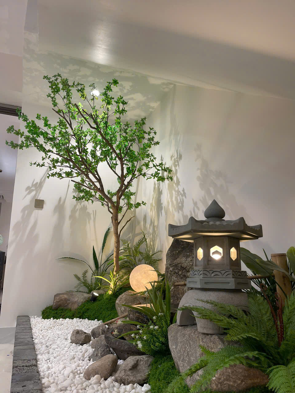 Vườn thiền nhỏ trong nhà bố trí dưới gầm cầu thang